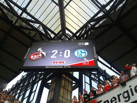 Fanclubs im kreis feiern den klassenerhalt des 1. Pin auf _wige group
