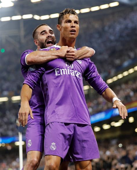 85' bonucci lifts a superb ball into the box but mandzukic's header to higuain is too meek to reach the argentine. Cristiano Ronaldo Photos HQ Juventus vs Real Madrid 2017 ...