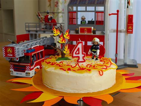 Natürlich möchte man die kleinen etwas verwöhnen, dennoch sollte man beim kuchenbacken auf ein paar dinge achten. Alarm! Die Feuerwehrtorte zum vierten Geburtstag. - Ich ...