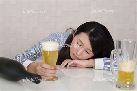酒に酔った女性 写真素材 5850977 フォトライブラリー Photolibrary