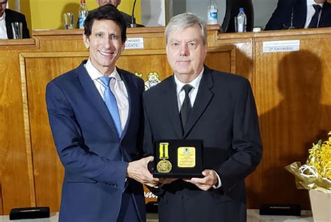 Presidente da Unimed Volta Redonda recebe a Medalha Getúlio Vargas na Câmara Municipal Jornal coop