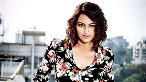 Up Police Actress Sonakshi Sinhas Mumbai Home For Inquiry In Cheating Case Face Of Nation