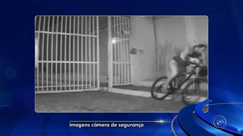 Homem flagrado por câmera furtando bicicleta em condomínio é suspeito de outros crimes