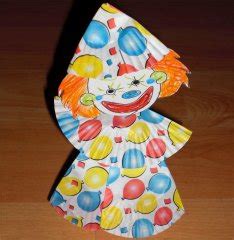 Heute basteln wir einen bunten clown, der frei hängen und sich drehen soll. Clown aus bunten Papierbackförmchen basteln im kidsweb.de