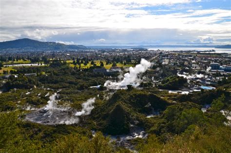 A nova zelândia (ou, em maori, aotearoa) é um país de clima temperado na oceania, a 1500 quilômetros (marítimos) da austrália. Às Voltas no Mundo: Rotorua - Nova Zelândia