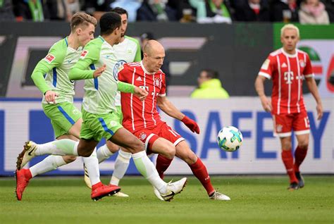 Gospodarze regularnie wybijają piłkę na połowę rywali. Bundesliga. Bayern wygrał z Wolfsburgiem. Zadecydowała ...