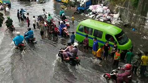 banjir hambat arus lalulintas di jalan cibaduyut raya youtube