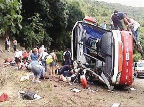 Un Muerto Y 49 Heridos Al Volcar Bus Con Excursionistas La Nación