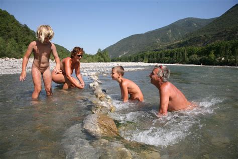 Naturisme En Famille D Couvrir Ce Mode De Vie Naturel