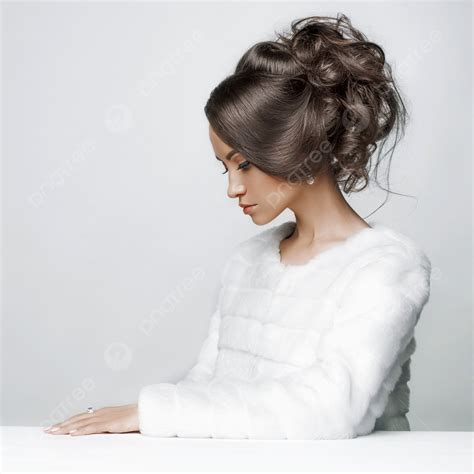 استوديو الأزياء صورة لسيدة جميلة مع تصفيفة الشعر الأنيقة في معطف الفرو الأبيض الشتاء الجمال في