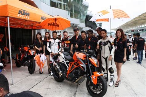 The worst thing about getting ktm bike from a dealer instead of 3s ktm is,the technician know nuts about the bike. Gallery: 2014 KTM 1290 Super Duke R first launch in Asia ...
