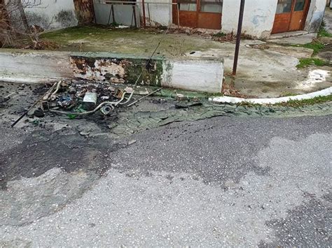 Ανεξέλεγκτη παραμένει η μεγάλη φωτιά στη βόρεια εύβοια συνεχίζοντας το καταστροφικό έργο της. Έλιωσαν κάδοι στη Χαλκιδική από φωτιά (φωτο) - Seleo news