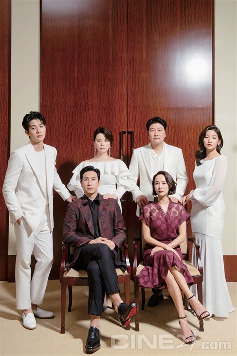상상을 못 했던 일이라 그냥 처음에 기립박수 오랫동안 받았을 때 '아. 송강호·이선균·조여정·최우식·박소담·장혜진 - 어떤 가족