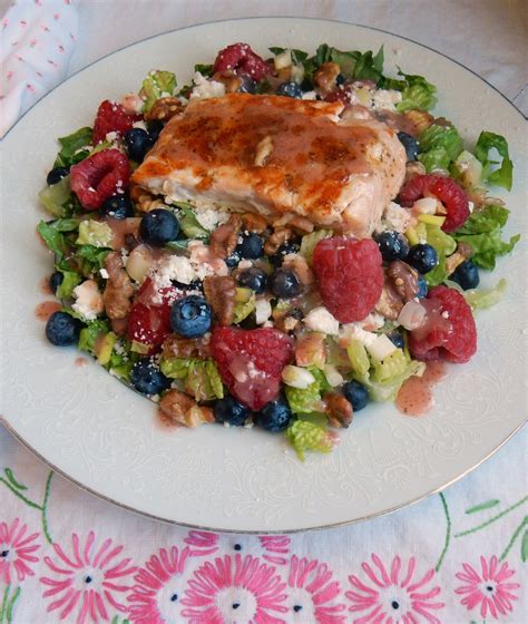 Eating more main dish salads is definitely one of my goals for the new year. Kim's County Line: Main Dish Summer Berry Salad