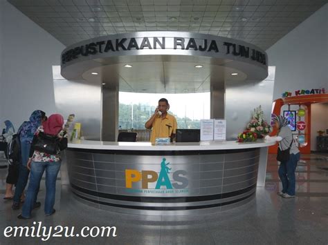 Public library ini ada 4 tingkat. Raja Tun Uda Library, Shah Alam | From Emily To You