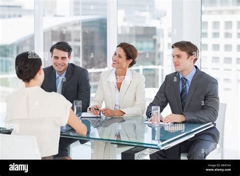 Recruiter, die Prüfung der Bewerber beim Vorstellungsgespräch Stockfoto