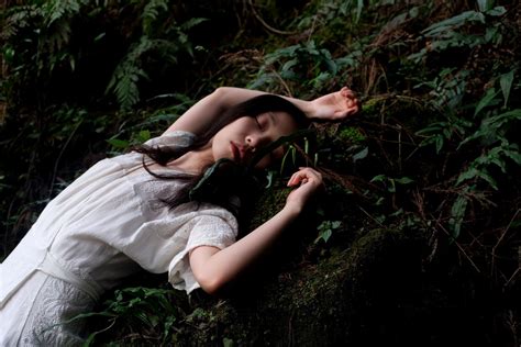 無料画像 ハンド 自然 森林 草 女性 太陽光 花 ポートレート モデル 緑 ジャングル ロマンス レディ 睡眠 美しさ 感情 寝る インタラクション