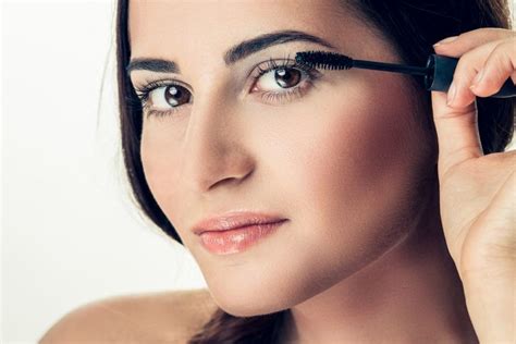 Woman Applying Mascara On Her Long Eyelashes Pestañas Largas Aplicar