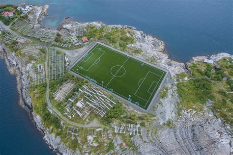 It is located on several small islands off the southern coast of the village is located about 20 kilometres southwest of the town of svolvær. Stade Henningsvaer : "Un régal pour les photographes ...