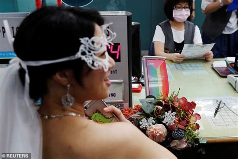 Taiwan Hosts Asias First Ever Legal Gay Marriage As A Dozen Same Sex