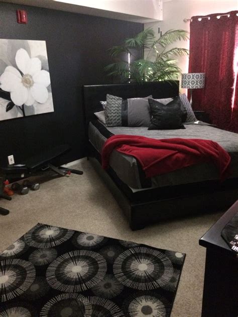 Reds fill the room with energy and they're very stimulating. Small spaces. Black, white, gray, red bedroom | Red ...