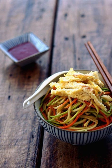 Coriander leaves, canola oil, garlic, spring onions, broccoli and 10 more. Stir-fried Egg Vegetable Noodles - Dish by Dish | Recipe ...