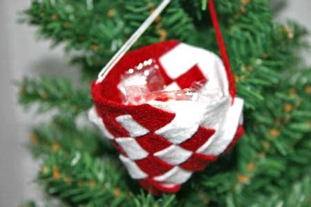 As friends or family visit, the children can pass out unique ornament gifts that. funEZcrafts - Easy Christmas Crafts: Felt Basket Ornament