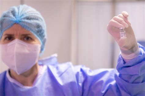 In romania, vaccinarea nu este obligatorie insa pe internet circula o multime de informatii in 2020, schema de vaccinare a copiilor din romania nu difera foarte mult de calendarul de vaccinare din. Cine sunt primii români vaccinați anticovid și cum arată ...