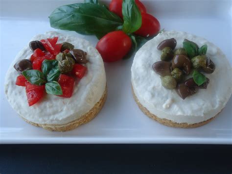 È il momento di una fresca cheesecake e noi l'abbiamo rivisitata in chiave salata con mortadella e ponete in frigorifero fino al momento di servire. Mini cheesecake salate al tonno e al Gorgonzola