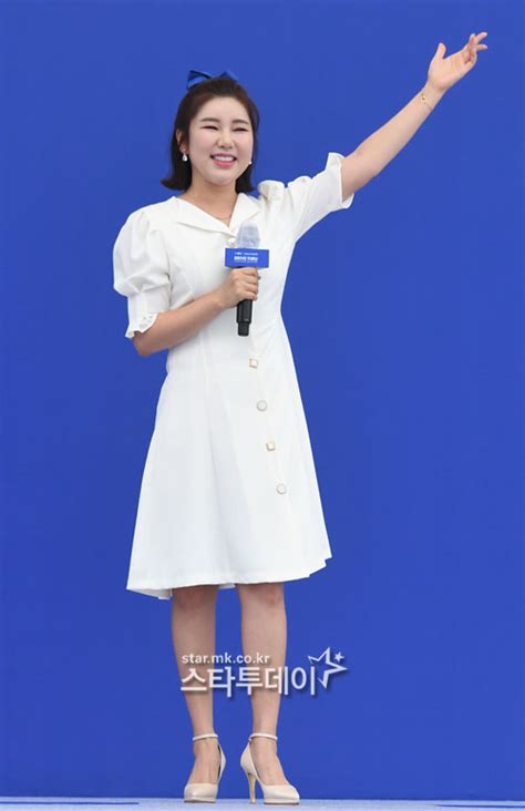 장윤정(張允瀞, 1980년 2월 16일 ~ )은 대한민국의 가수이다. 포토송가인, 송가인이어라 - 스타투데이