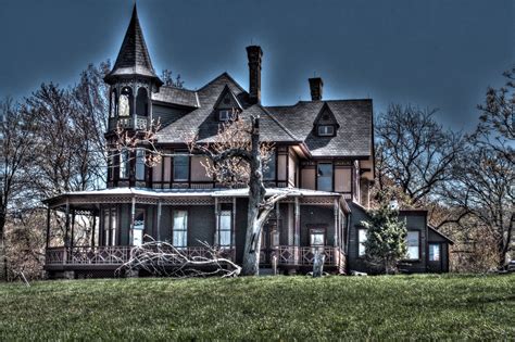 The History Of This Haunted Mansion In New York Is Truly Twisted