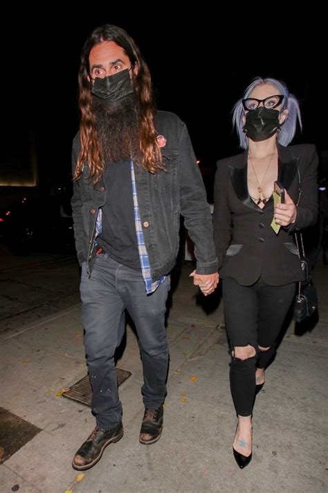 The couple looked absolutely besotted as they casually strolled hand in hand. Kelly Osbourne in a White Tee Arrives for Lunch at Chin ...