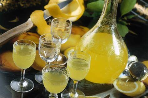 Limoncino o limoncello, un liquore buonissimo da gustare dopo i pasti, o da aggiungere a macedonie, al gelato, o per la preparazione di dolci. Come preparare in casa il limoncello, la ricetta siciliana