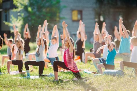 Clases De Yoga Al Aire Libre Yoga Para Niños Foto Premium