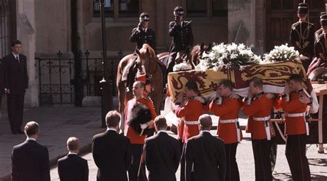 Il protocollo prevede che il paese intero entrerà in un periodo di lutto nazionale e ci. William-Harry, 'fu nonno a farci camminare dietro la bara ...