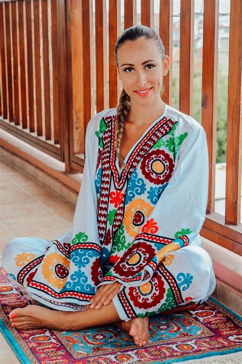 Tajikistan And Its Traditional Clothing La Elegantia Traditional Outfits Clothes Fashion