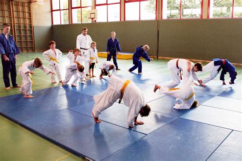 Positive effekte durch das training ab welchem alter ist es geeignet anschauungsmaterial.ja, unserer meinung nach ist judo für kinder (ab 4 jahren) sehr gut geeignet. JUDO ANFÄNGERKURS FÜR KINDER: ATSV Steyr Judo veranstaltet ...