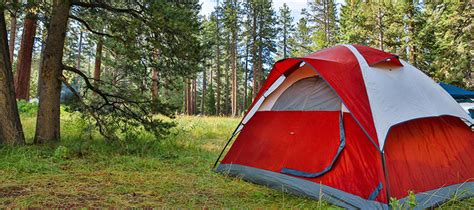 Examples of using di samping satu sama lain in a sentence and their translations. Choisir une tente de camping : critères de sélection