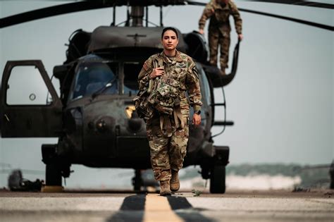 Black Hawk Pilot Finds Her Calling In The Army Article The United