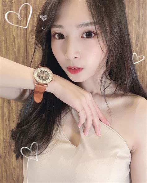 the popular model xie jiarui with big eyes and skin is too tender and the innocent expression