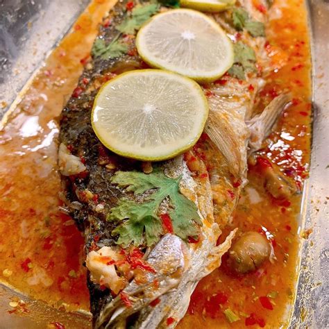 Untuk mengukus ikan kembung yang bisa anda lakukan adalah dengan mengalasi bagian bawah dengan menggukan daun pisang. Ikan Kukus Thailand - Ikan Kerapu Kukus Thai - AMIE'S ...