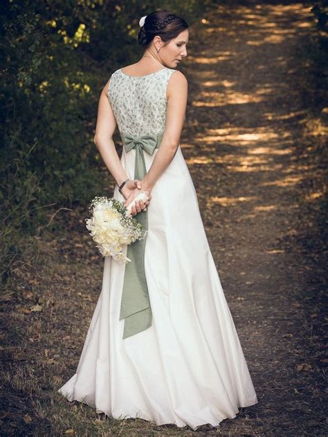 Wenn der schönste tag des lebens im dirndl & lederhose stattfindet. Trachtenhochzeit im weißen Kleid - Trachtenbibel ...