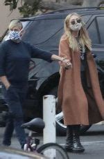 2,226,540 likes · 906 talking about this. ELLEN DEGENERES and PORTIA DE ROSSI Out in Montecito 01/05 ...