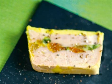 Terrine de foie gras de canard aux abricots et aux pistaches