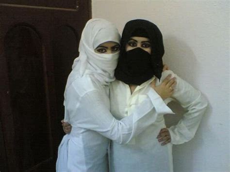 world arabian girls photos abu dhabi local girls wear arabian abaya
