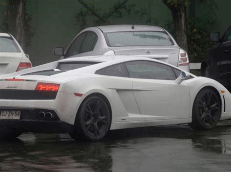 Arturo vidal habló del escándalo por el peluquero en la concentración de chile. Felipe Flores aclaró que no iba a bordo del Lamborghini ...