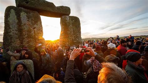 Crowd Gathers At Stonehenge To Mark Winter Solstice 2019 Youtube