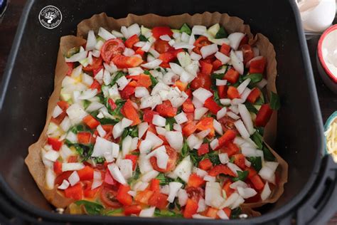 Tortilla De Verduras Y Queso En Freidora De Aire Cocinando Entre Olivos