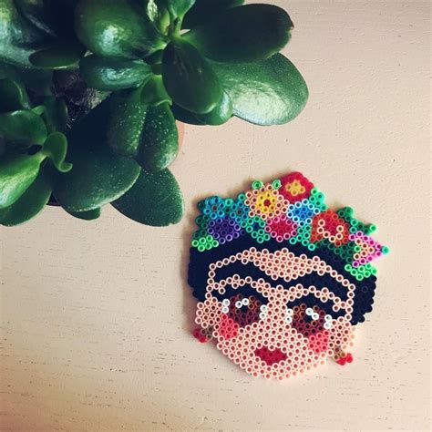Designermode & high fashion streetwear & casualwear jetzt entdecken » Frida Kahlo (con imágenes) | Plantillas hama beads, Hama ...