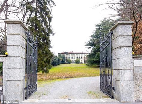 I fortunati invitati potranno scegliere diversi modi per raggiungere il party inaugurale. La casa più costosa del mondo è a… Carate Brianza! Guarda ...